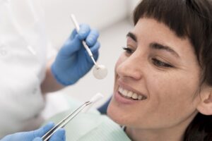 clínica dental en villanueva del castillo - mujer