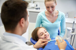 clínica dental en villanueva del castillo - niña pequeña