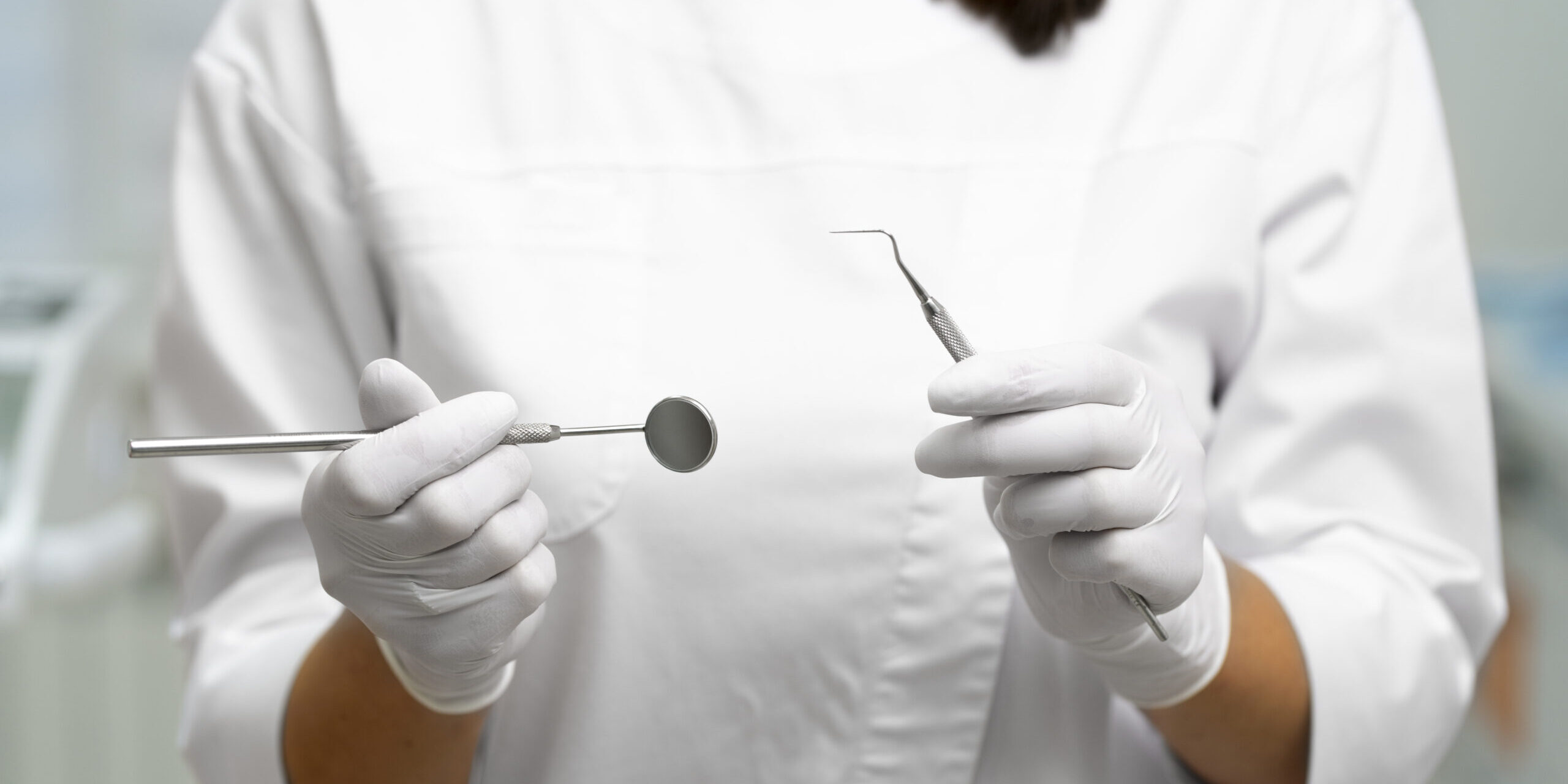 periodoncia en Brunete-manos