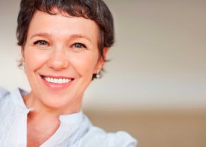 prótesis-dental-en-Majadahonda- mujer sonriendo