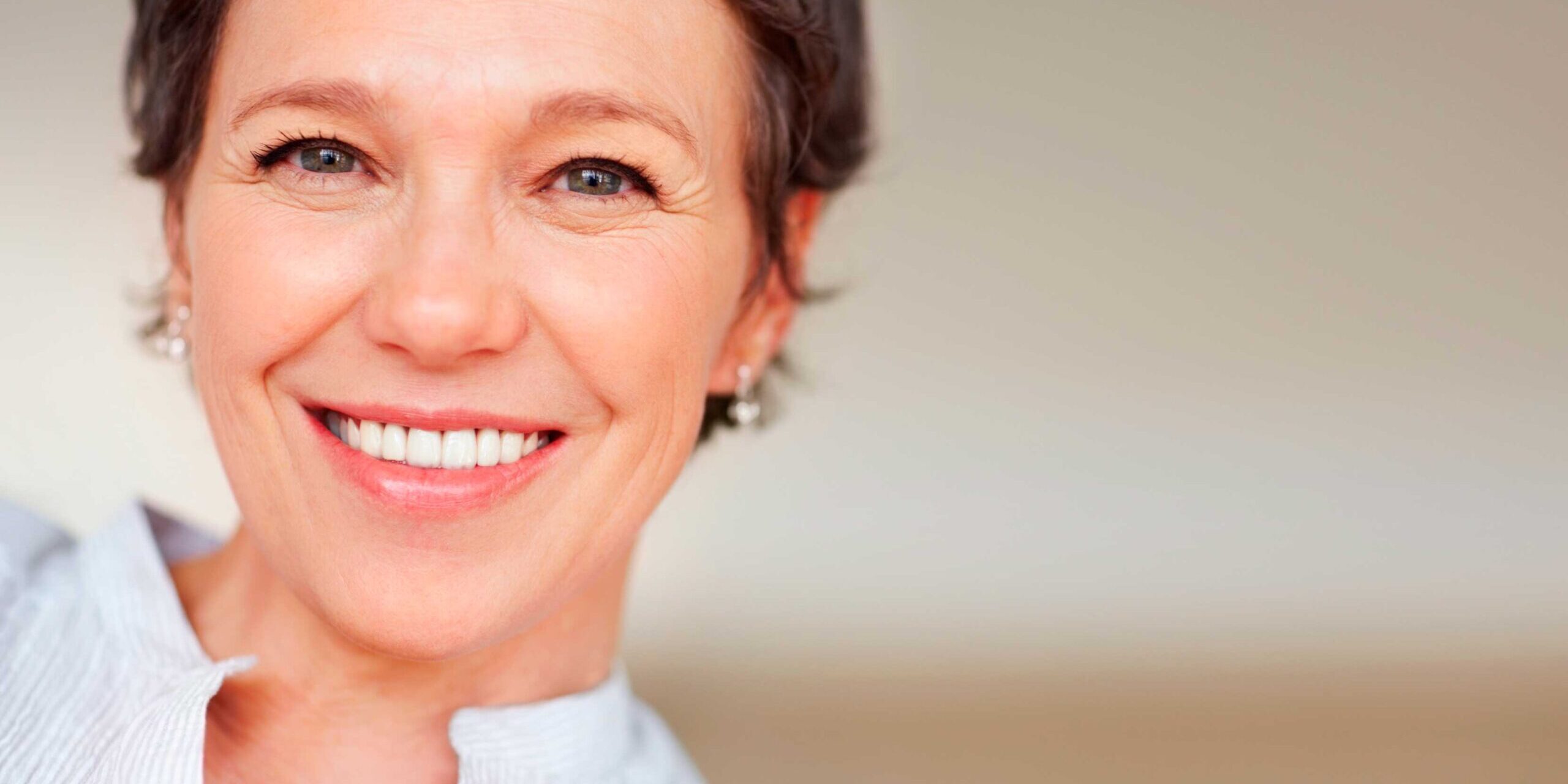 prótesis-dental-en-Majadahonda- mujer sonriendo prótesis-dental-en-Majadahonda- mujer sonriendo
