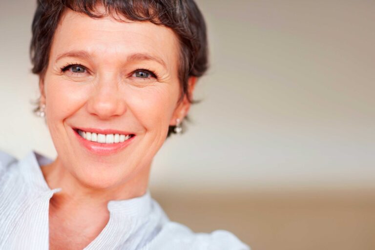 prótesis-dental-en-Majadahonda- mujer sonriendo