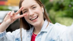 Ortodoncia en Majadahonda - adolescente sonriendo